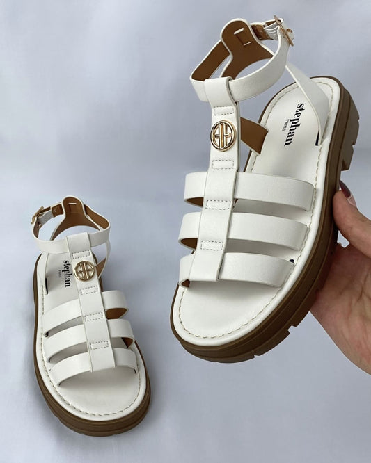 Flat sandals with crossed straps